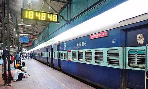 ரெயில் நிலையங்களில் வயதான பெற்றோர்களை விட்டு செல்லும் பிள்ளைகள்- காப்பகங்களில் பராமரிப்பு