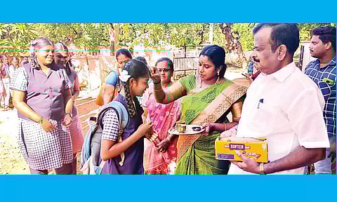 மதுரை பசுமலையில் உள்ள சி.எஸ்.ஐ. மேல்நிலைப்பள்ளிக்கு வந்த மாணவிகளை மாநகராட்சி மேற்கு மண்டல தலைவர் சுவிதா விமல் திலகமிட்டு இனிப்பு வழங்கி வரவேற்றார். அருகில் கல்விக்குழு தலைவர் ரவிச்சந்திரன் உள்பட பலர் உள்ளனர்.