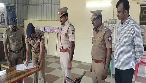 மேச்சேரி காவல் நிலையத்தில் காவல்துறை இயக்குனர் சைலேந்திரபாபு ஆய்வு செய்த போது எடுத்த படம்.