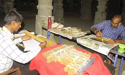 கண்டுபிடிக்கப்பட்ட ஓலைச்சுவடிகளை அதிகாரிகள் ஆய்வு செய்த காட்சி. 