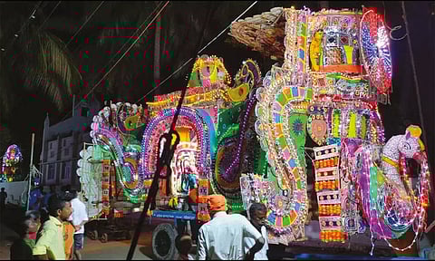 முத்து பல்லக்கில் மகாசக்தி மாரியம்மன் வீதி உலா