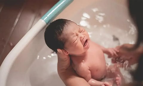 பச்சிளம் குழந்தையை பச்சைத்தண்ணீரில் குளிப்பாட்டலாமா?