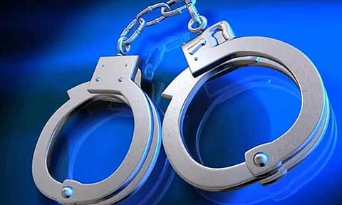 திருப்பூரில் அரசு பஸ் கண்டக்டரை தாக்கிய வாலிபர்கள் 2 பேர் கைது