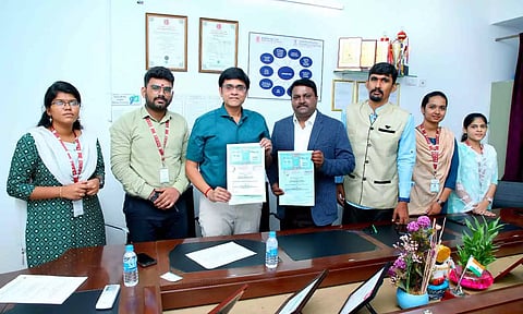 புரிந்துணர்வு ஒப்பந்தத்தில் கையெழுத்திட்ட காட்சி.