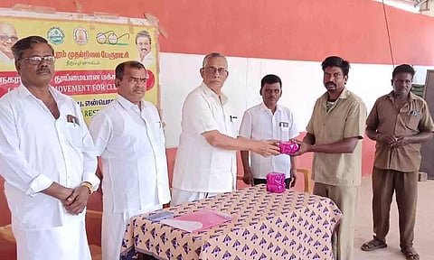 கோவை எம்.பி, பி.ஆர்.நடராஜன் தூய்மை பணியாளர்களுக்கு பரிசு வழங்கிய காட்சி.