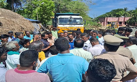 லாரியை சிறைபிடித்து வாக்குவாதத்தில் ஈடுபட்ட கிராம மக்கள்.
