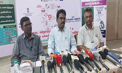 கள்ளக்குறிச்சியில் மத்திய மக்கள் தொடர்பகத்தின் கூடுதல் தலைமை இயக்குனர் அண்ணாதுரை நிருபர்களுக்கு பேட்டியளித்த காட்சி.
