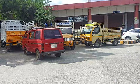 பஸ் நிலையத்திற்கு உள்ளே நிறுத்தப்பட்டுருக்கும் சரக்கு வாகனங்களை படத்தில் காணலாம்.