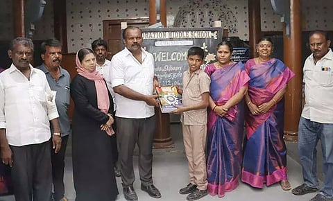 மேயர் ஜெகன் பெரியசாமி, மாணவர்களுக்கு புதிய பாடபுத்தகங்களை வழங்கிய காட்சி.