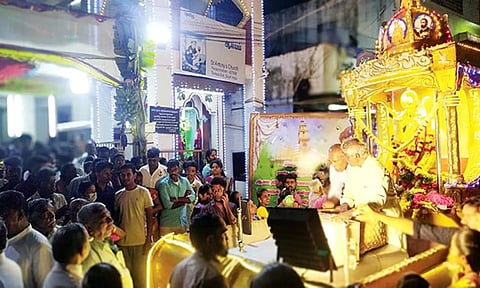 தேர்பவனி நடைபெற்றபோது எடுத்தபடம்.