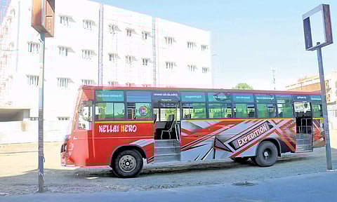 சந்திப்பு பஸ்நிலையத்தில் இன்று 2-வது நாளாக சோதனை ஓட்டம் நடைபெற்ற போது எடுத்த படம்.