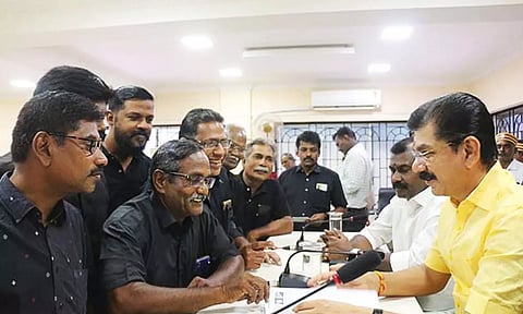 கூட்டத்தில் மேயர் சரவணனிடம் திராவிடர் கழகத்தினர் மனு அளித்த காட்சி. அருகில் துணை மேயர் கே.ஆர்.ராஜூ.