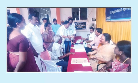 குறைதீர்க்கும் கூட்டத்தில் மேயர் இந்திராணியிடம் கோரிக்கை மனு அளித்த பொதுமக்கள்.