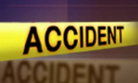 பந்தலூரில் கறிக்கோழிகளை ஏற்றி வந்த லாரி வீட்டின் மீது கவிழ்ந்தது
