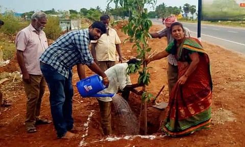 எர்ரணஅள்ளி சாலையில் நெடுஞ்சாலை துறையினர் மரக்கன்றுகள் நடும் போது எடுத்த படம்.