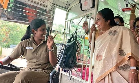 கோவையில் முதல் பெண் பஸ் டிரைவருடன் பயணம் செய்த வானதி சீனிவாசன் எம்.எல்.ஏ.