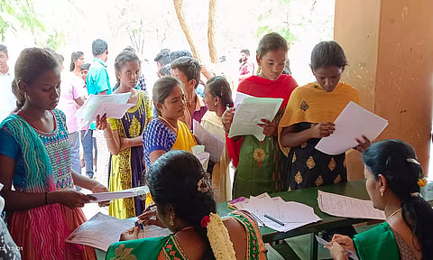 மாணவர் சேர்க்கைக்காக பனையம்பள்ளி அரசு பள்ளியில் திரண்ட பொதுமக்கள்