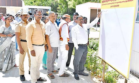 கையெழுத்து இயக்கத்தை கலெக்டர் மகாபாரதி கையொப்பமிட்டு தொடங்கி வைத்தார்.