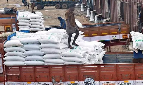 தூத்துக்குடியில் இருந்து தஞ்சைக்கு 1250 டன் உரம் வருகை