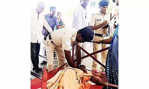 மயங்கி விழுந்த பெண்ணை காப்பாற்றிய போலீசாருக்கு பாராட்டு