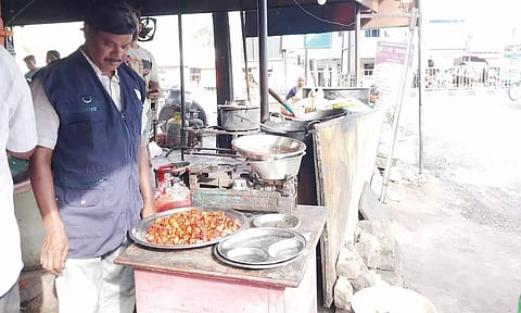 ஜோலார்பேட்டை ஓட்டல்களில் உணவு பாதுகாப்பு அதிகாரிகள் ஆய்வு மேற்கொண்ட காட்சி.
