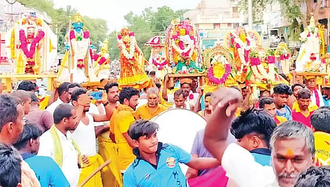 வாழப்பாடி அக்ரஹாரத்தில் இருந்து சுவாமி சிலைகளை தோளில் சுமந்தபடி விருந்துக்கு அழைத்து சென்ற மன்னாயக்கன்பட்டி கிராம மக்கள்.