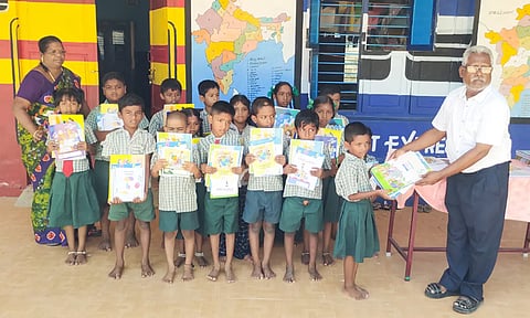 தமிழ்நாடு முழுவதும் 1ம் வகுப்பு முதல் 5ம் வகுப்பு வரை இன்று முதல் பள்ளிகள் தொடங்கியதை அடுத்து கடலூர் வன்னியர் பாளையத்தில் உள்ள அரசு தொடக்க பள்ளியில் மாணவர்களுக்கு புத்தகம் வழங்கப்பட்டது