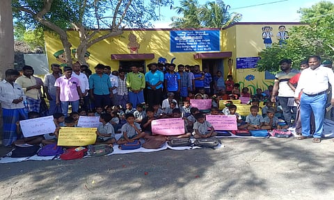 நெடிமொழியனூரில் மாணவர்கள் மற்றும் பெற்றோர்கள் பள்ளியை புறக்கணித்து போராட்டத்தில் ஈடுபட்டனர்.