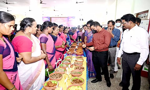  கள்ளக்குறிச்சியில் நடைபெற்ற புகைப்பட கண்காட்சியில் அமைக்கப்பட்டிருந்த அரங்குகளை மாவட்ட கலெக்டர் ஷ்ரவன் குமார் பார்வையிட்டார்.