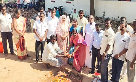 கடலூரில் வடிகால் வாய்க்கால் அமைக்கும் பணியினை மேயர் சுந்தரி ராஜா அடிக்கல் நாட்டி தொடங்கி வைத்தார். அருகில் ஆணையாளர் கிருஷ்ணமூர்த்தி உள்ளார். 