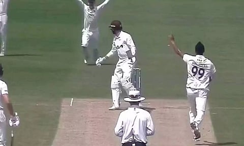 வேற லெவல் இன் சுவிங்.. கவுண்டி கிரிக்கெட்டில் முதல் விக்கெட்டை பதிவு செய்த அர்ஷ்தீப் சிங்- வீடியோ