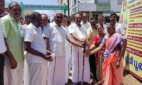 செல்வராஜ் எம்.எல்.ஏ., பணிகளை தொடங்கி வைத்த காட்சி.