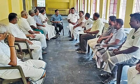 திருமருகலில் வர்த்தகர் சங்க கூட்டம் நடந்தது.