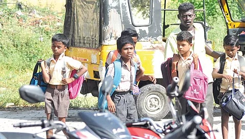 முதல் நாளான இன்று சேலம் 4 ரோடு பகுதியில் உள்ள பள்ளிக்கு மாணவர்கள் உற்சாகமாக வந்த காட்சி.