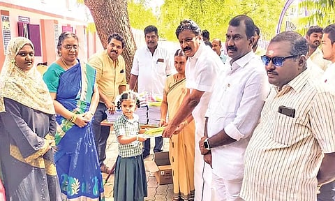 மாணவர்களுக்கு புத்தகங்களை அப்துல்வகாப் எம்.எல்.ஏ. வழங்கிய காட்சி. அருகில் துணை மேயர் கே.ஆர்.ராஜூ மற்றும் பலர் உள்ளனர்.