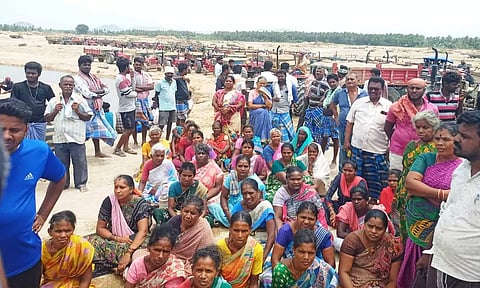 மணல் குவாரியில் தர்ணா போராட்டத்தில் பொதுமக்கள் ஈடுபட்ட காட்சி. 