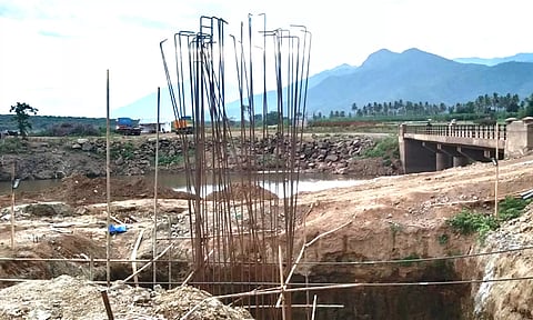 அணை நிரம்புவதற்குள் லிங்காபுரம்-காந்தவயல் மேல்மட்ட பாலப்பணியை விரைந்து முடிக்க வேண்டும்-பொதுமக்கள் வலியுறுத்தல்