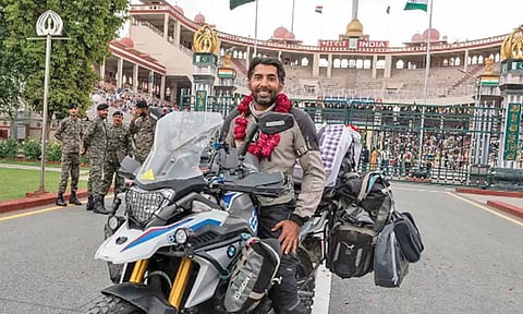 இந்தியாவில் 7 ஆயிரம் கிலோ மீட்டர் பைக்கில் சுற்றுப்பயணம் செய்த பாகிஸ்தான் வாலிபர்