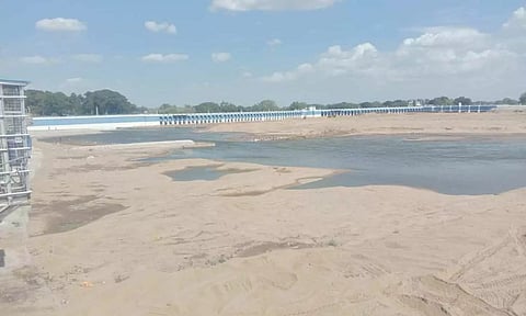 மேட்டூர் அணை தண்ணீரை எதிர்பார்த்து இருக்கும் கல்லணை.