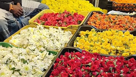 பரமத்திவேலூர் பகுதியில் பூக்களின் விலை வீழ்ச்சி