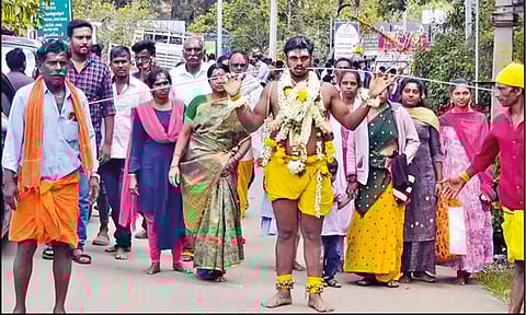 கொடைக்கானல் பாம்பார்புரம் பத்ரகாளி அம்மன் உற்சவ விழா: அலகு குத்தி பக்தர்கள் நேர்த்திக்கடன்