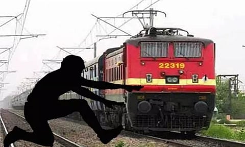 ஆரல்வாய்மொழி அருகே ரெயில் முன் பாய்ந்து மின்வாரிய ஊழியர் தற்கொலை