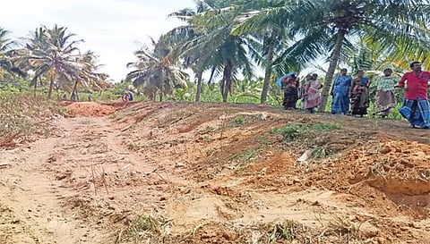 குளத்தின் இடது கரை வெட்டப்பட்டு இருப்பதை படத்தில் காணலாம்.