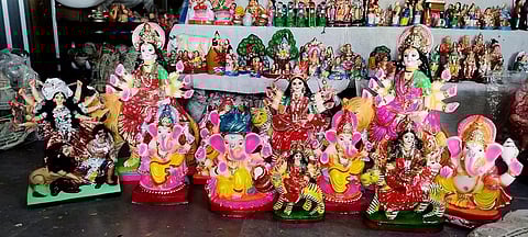 விளாச்சேரி பகுதியில் விற்பனைக்கு வந்துள்ள கல்கத்தா சிலைகள்.