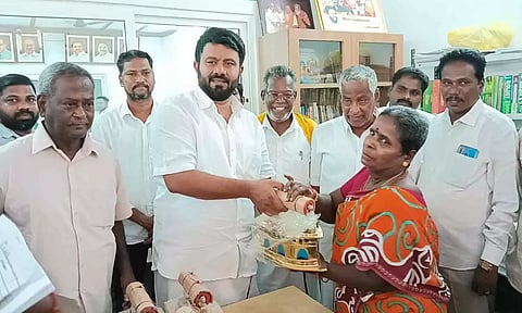 பயனாளிக்கு இஸ்திரி பெட்டியை செந்தில்குமார் எம்.எல்.ஏ வழங்கிய காட்சி.