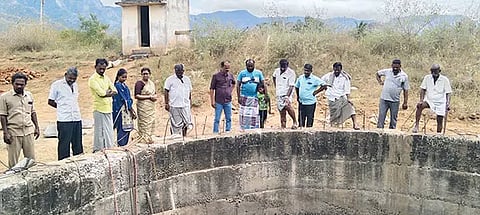 தண்ணீர் கிடைக்கும் கிணற்றை பேரூராட்சிமன்ற தலைவர் கோமதிசங்கரி சுந்தரவடிவேலு, துணைத் தலைவர் லட்சுமிராமன், செயல் அலுவலர் வெங்கடகோபு, கவுன்சிலர்கள் ஆய்வு செய்த காட்சி.