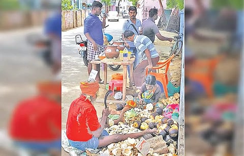 உடன்குடி பஜார் பகுதியில் சாலையோரத்தில் நுங்கு விற்பனை நடைபெற்ற போது எடுத்தபடம்.