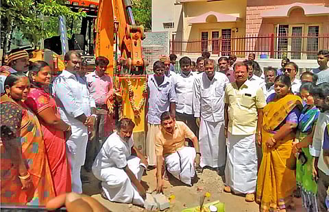 சாலை அமைக்கும் பணியை முன்னாள் மத்திய மந்திரி தனுஷ்கோடி ஆதித்தன், அப்துல் வகாப் எம்.எல்.ஏ., மேயர் சரவணன், துணை மேயர் ராஜு ஆகியோர் தொடங்கி வைத்தனர்.