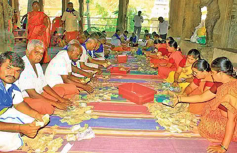 உண்டியல் எண்ணும் பணி நடைபெற்ற போது எடுத்தபடம்.