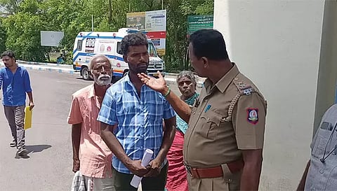 தீக்குளிக்க முயறிசித்தவர்களிடம் போலீசார் விசாரணை நடத்திய காட்சி.